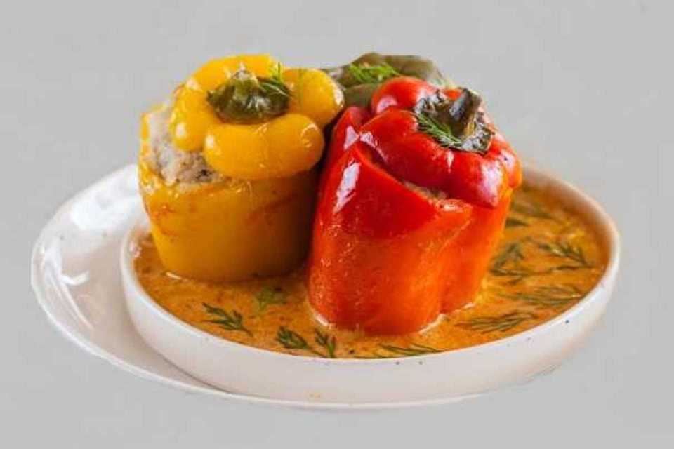 Перец фаршированный мясом и рисом